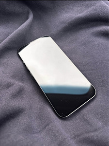 iPhone 16e (2 foto / 4)