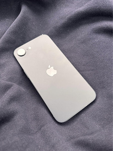 iPhone 16e (3 foto / 4)