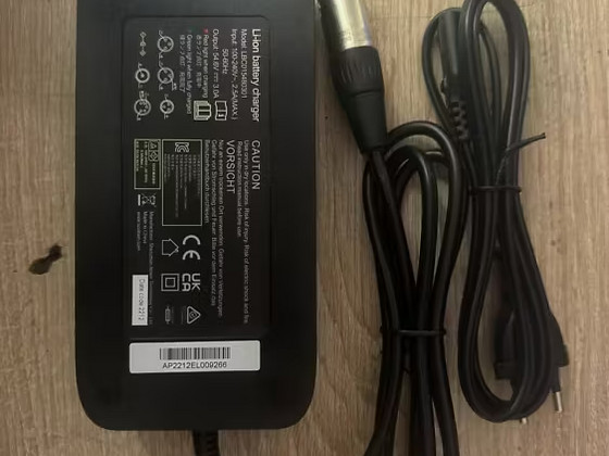 UUS Li-ion e-ratta/tõukeratta laadija LBC015480301 54.6V 3A