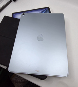 Apple iPad Air 13" M3 7th Gen (2025) 128GB WiFi + Cellular (2 foto / 5)