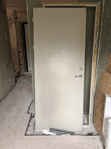 Продам металлическую дверь (1 фото из 2)