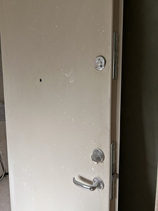 Продам металлическую дверь (2 фото из 2)