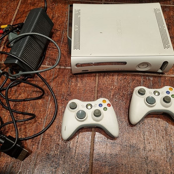 Xbox 360 500GB + 2 pulti Freestyle xbox360