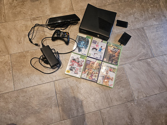 Xbox 360 Slim 250GB Kinect + 6 CD xbox360 kinect