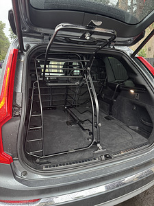 Оригинальная клетка для собаки Volvo XC90 (5 фото из 5)