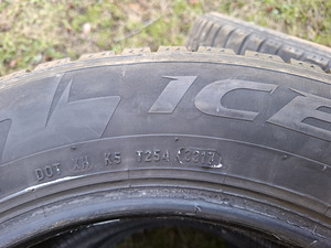 Talverehvid / Naastrehvid Pirelli Ice Zero 195/65 R15 (7 foto / 10)