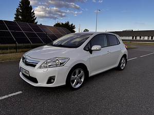Toyota Auris 2010 г. Гибрид, автомат (1 фото из 15)