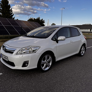 Toyota Auris 2010 г. Гибрид, автомат