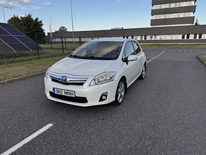 Toyota Auris 2010 г. Гибрид, автомат (2 фото из 15)