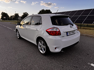 Toyota Auris 2010 г. Гибрид, автомат (4 фото из 15)