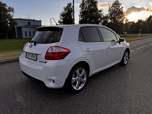 Toyota Auris 2010 г. Гибрид, автомат (5 фото из 15)