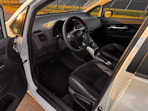 Toyota Auris 2010 г. Гибрид, автомат (7 фото из 15)