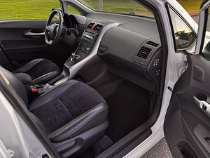 Toyota Auris 2010 г. Гибрид, автомат (8 фото из 15)