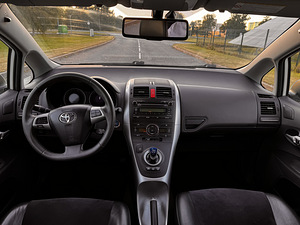 Toyota Auris 2010 г. Гибрид, автомат (11 фото из 15)
