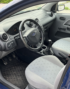 Ford Fiesta 2003 (7 foto / 8)