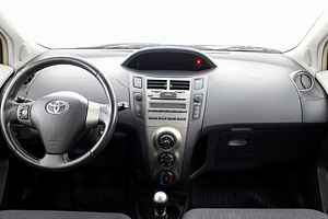 Toyota Yaris Linea Sol Facelift A-C 1.3 73kW (5 фото из 8)