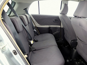 Toyota Yaris Linea Sol Facelift A-C 1.3 73kW (7 фото из 8)