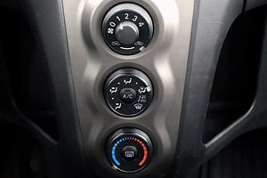 Toyota Yaris Linea Sol Facelift A-C 1.3 73kW (8 фото из 8)
