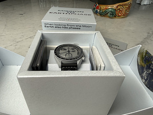Omega X Swatch MISSION TO EARTHPHASE - SO33M700 (2 foto / 9)