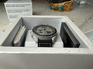 Omega X Swatch MISSION TO EARTHPHASE - SO33M700 (4 foto / 9)
