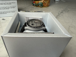 Omega X Swatch MISSION TO EARTHPHASE - SO33M700 (5 foto / 9)