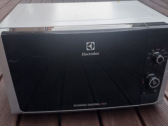 Grilliga mikrolaineahi Electrolux EMS21400S