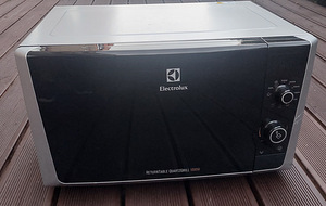 Микроволновая печь с грилем Electrolux EMS21400S (1 фото из 3)
