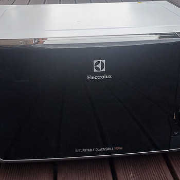 Микроволновая печь с грилем Electrolux EMS21400S