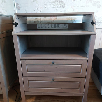 Täispuidust mähkimislauaga kummut Ikea