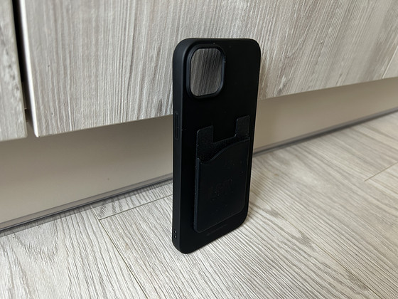Paindlik ümbris iPhone 14 Plusile pangakaardi pesaga