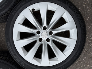 20" оригинальные диски Tesla Model X 5x120 + летние шины 5,5–6 мм (6 фото из 9)