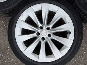 20" оригинальные диски Tesla Model X 5x120 + летние шины 5,5–6 мм (7 фото из 9)