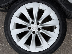 20" оригинальные диски Tesla Model X 5x120 + летние шины 5,5–6 мм (8 фото из 9)