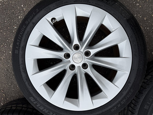 20" оригинальные диски Tesla Model X 5x120 + летние шины 5,5–6 мм (9 фото из 9)