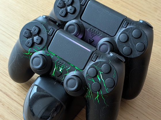 PS4 puldid koos laadimisalusega