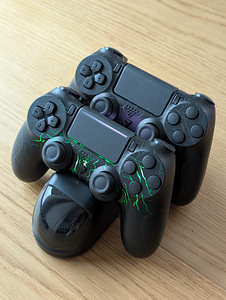 Пульты PS4 с зарядной станцией (1 фото из 7)