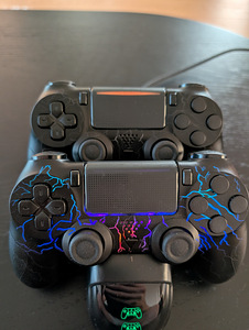 Пульты PS4 с зарядной станцией (6 фото из 7)