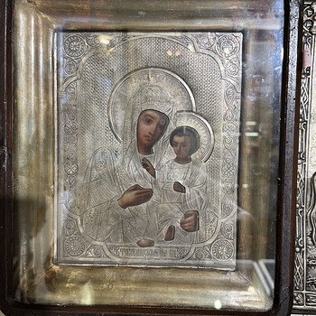 Икона ,,Тыхвинская БМ,, в серебряном окладе,в киоте.