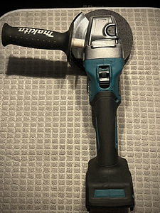 Комплект аккумуляторной угловой шлифмашины MAKITA GA005G 40V (2 фото из 9)