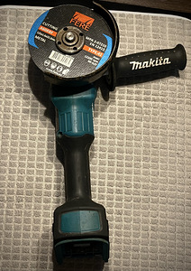 Комплект аккумуляторной угловой шлифмашины MAKITA GA005G 40V (3 фото из 9)