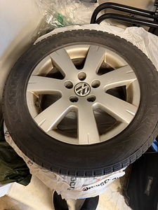Оригинальные литые диски VW R16 5x112 ET42 + шипованные шины Nokian (1 фото из 6)