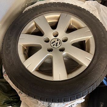 Оригинальные литые диски VW R16 5x112 ET42 + шипованные шины Nokian