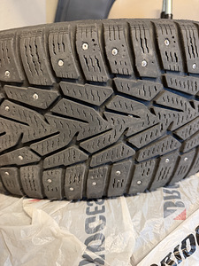 Оригинальные литые диски VW R16 5x112 ET42 + шипованные шины Nokian (2 фото из 6)