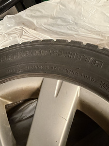 Оригинальные литые диски VW R16 5x112 ET42 + шипованные шины Nokian (3 фото из 6)