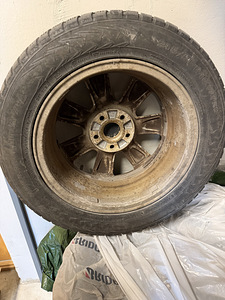 Оригинальные литые диски VW R16 5x112 ET42 + шипованные шины Nokian (4 фото из 6)