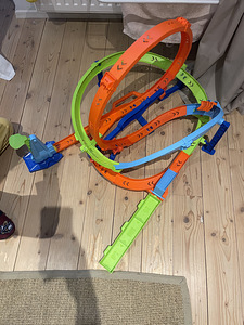 HOT WHEELS megakiirendiga ringrada Cyclone Loop (7 foto / 7)