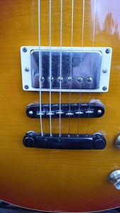 Edwards Les Paul elektrikitarr koos kohvriga (4 foto / 10)