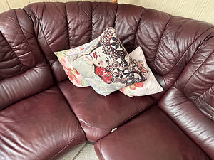 Угловой диван-кровать из кожи, размером 270 × 213 × 95 см. (2 фото из 8)