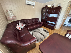 Угловой диван-кровать из кожи, размером 270 × 213 × 95 см. (6 фото из 8)