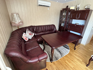 Угловой диван-кровать из кожи, размером 270 × 213 × 95 см. (5 фото из 8)